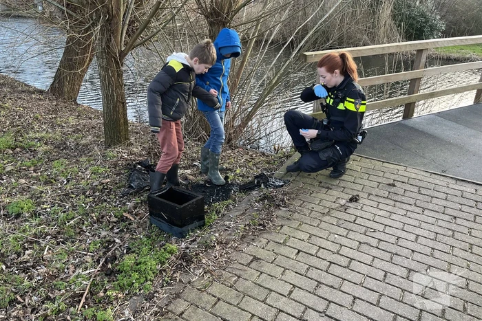 Kinderen vinden twee kluizen in sloot