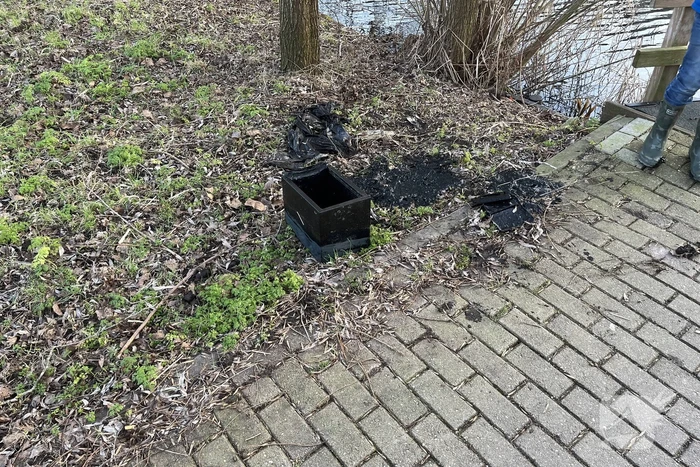 Kinderen vinden twee kluizen in sloot