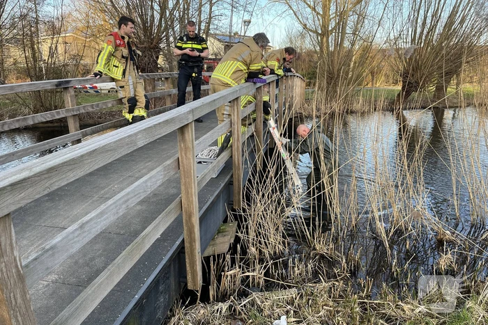 Kinderen vinden twee kluizen in sloot