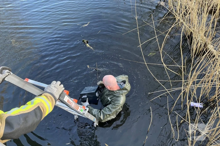 Kinderen vinden twee kluizen in sloot