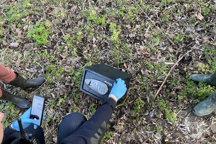 Kinderen vinden twee kluizen in sloot