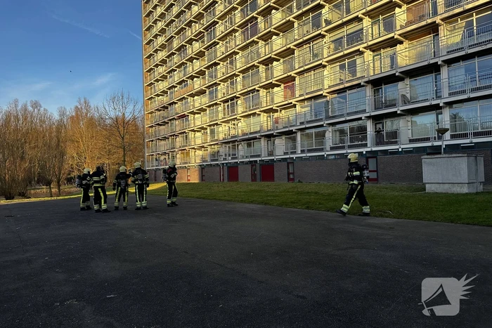 Brandweer blus brand op derde etage van flat