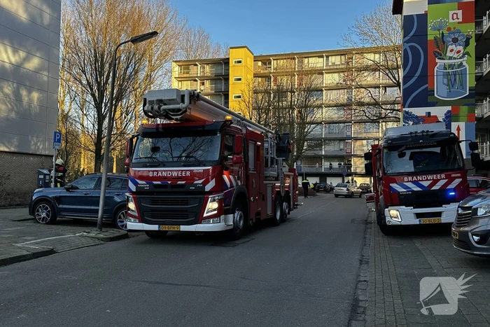 Brandweer blus brand op derde etage van flat