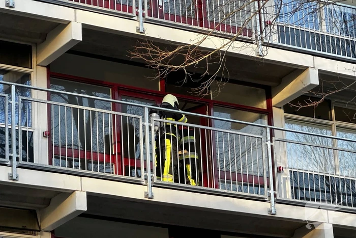 Brandweer blus brand op derde etage van flat