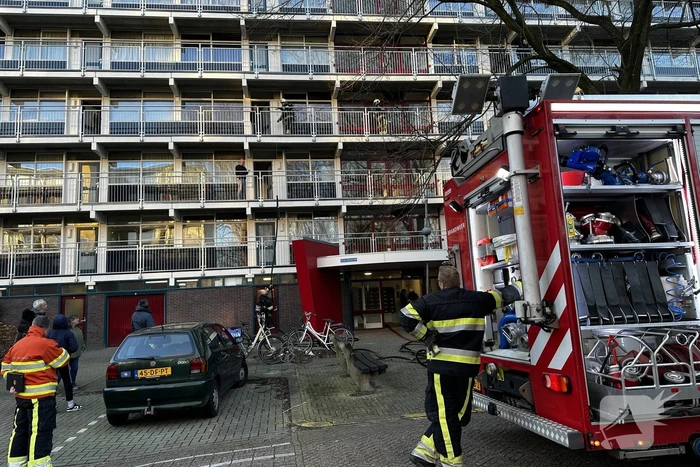 Brandweer blus brand op derde etage van flat