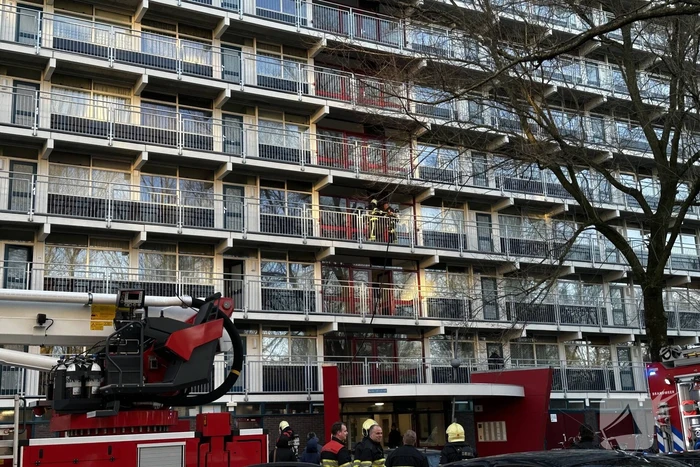 Brandweer blus brand op derde etage van flat