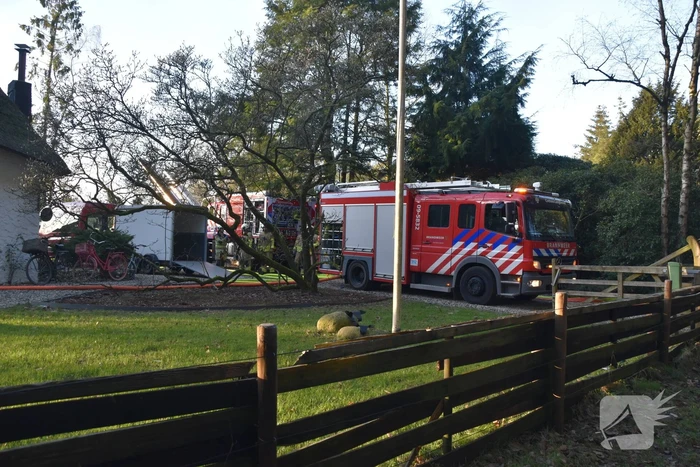 Rietendak van schuur vat vlam