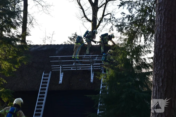 Rietendak van schuur vat vlam