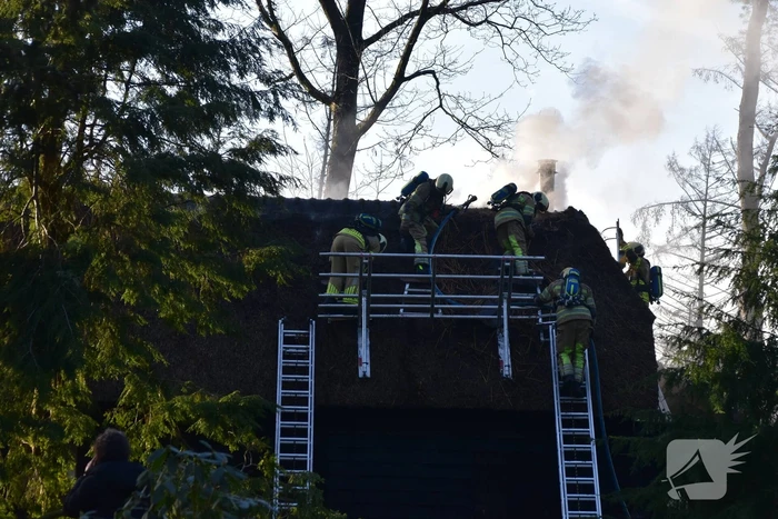 Rietendak van schuur vat vlam