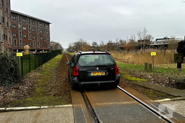 Automobilist neemt de verkeerde afslag en rijdt het spoor op