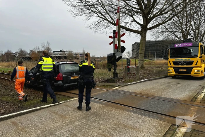 Automobilist neemt de verkeerde afslag en rijdt het spoor op