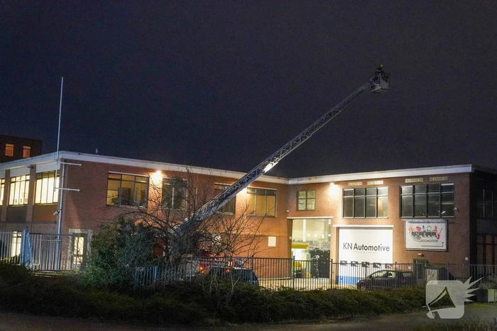 Brand in garagebedrijf snel onder controlle