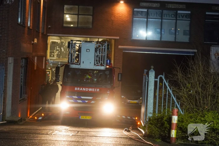 Brand in garagebedrijf snel onder controlle