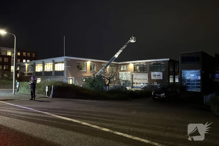 Brand in garagebedrijf snel onder controlle