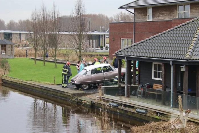 Oldtimer Citroen rijdt bijna het water in
