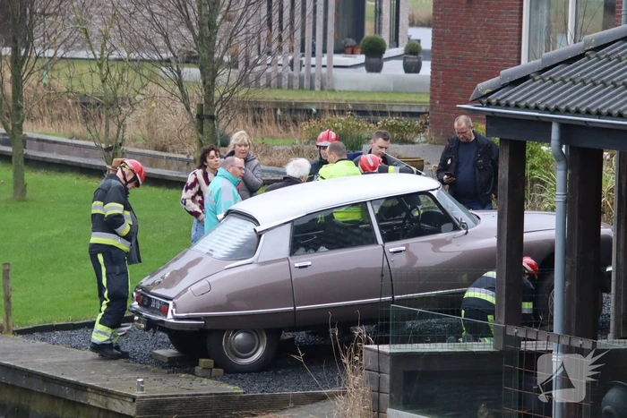 Oldtimer Citroen rijdt bijna het water in