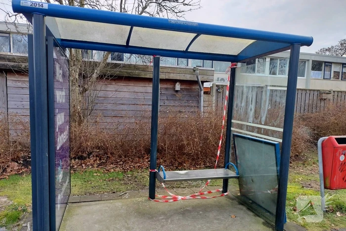 Wederom bushokje vernield in Emmerhout