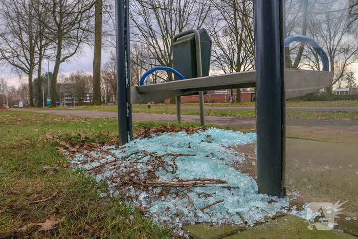 Wederom bushokje vernield in Emmerhout