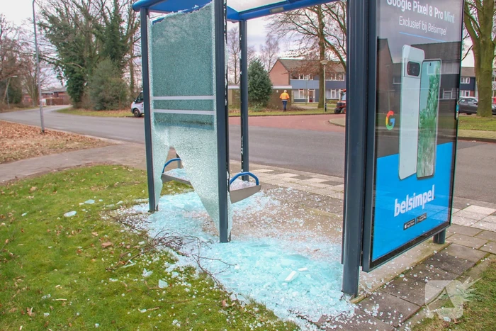 Wederom bushokje vernield in Emmerhout