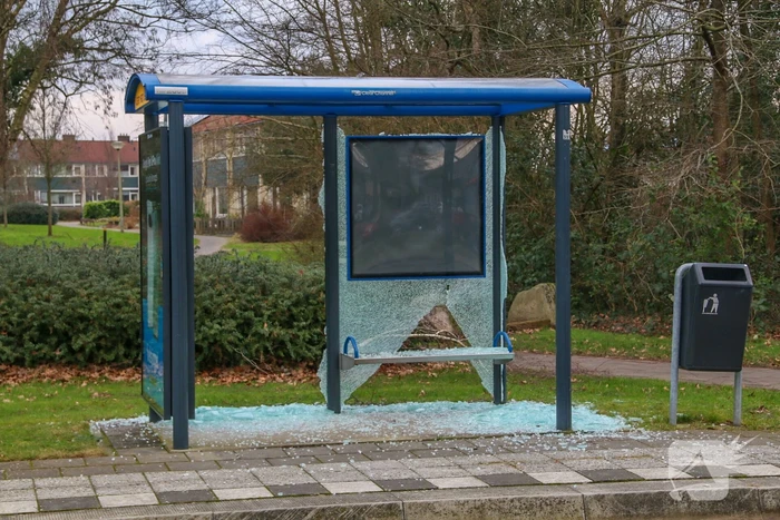 Wederom bushokje vernield in Emmerhout