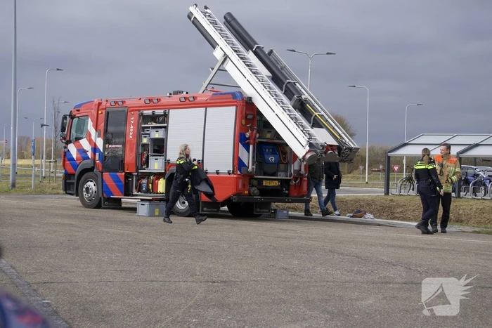 Kleding langs waterkant zorgt voor zoektocht in water