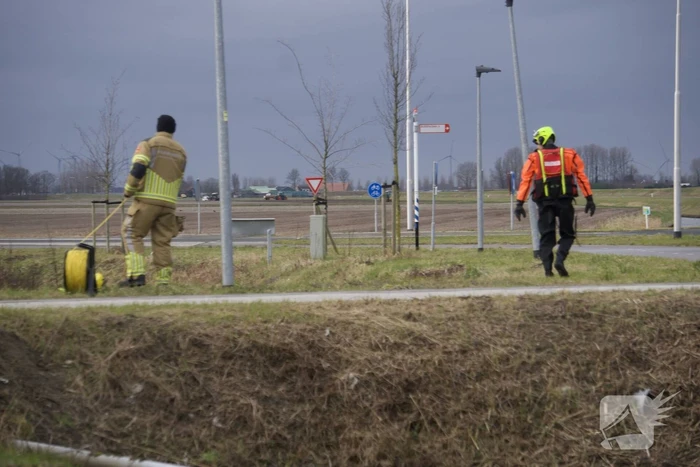 Kleding langs waterkant zorgt voor zoektocht in water