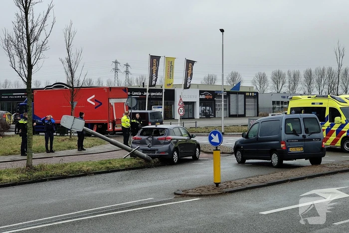Twee voertuigen botsen op kruising