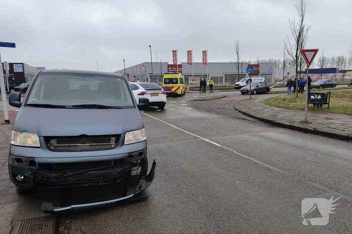 Twee voertuigen botsen op kruising