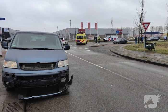 Twee voertuigen botsen op kruising