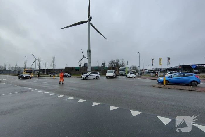 Twee voertuigen botsen op kruising