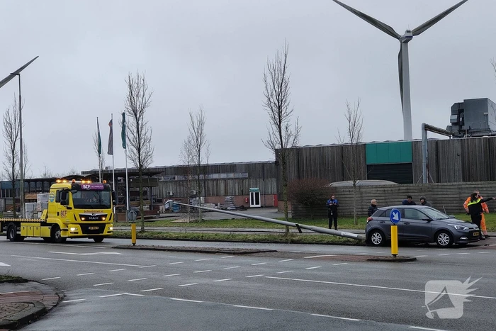 Twee voertuigen botsen op kruising