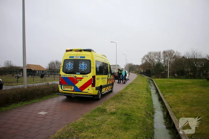 Automobilist belandt in heg na botsing