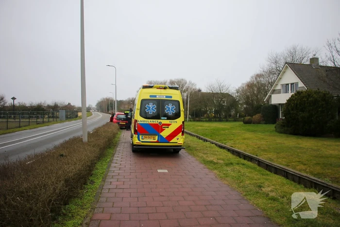 Automobilist belandt in heg na botsing