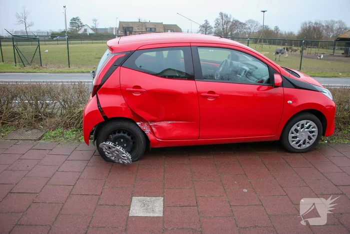 Automobilist belandt in heg na botsing
