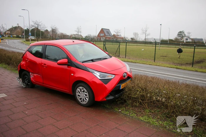 Automobilist belandt in heg na botsing