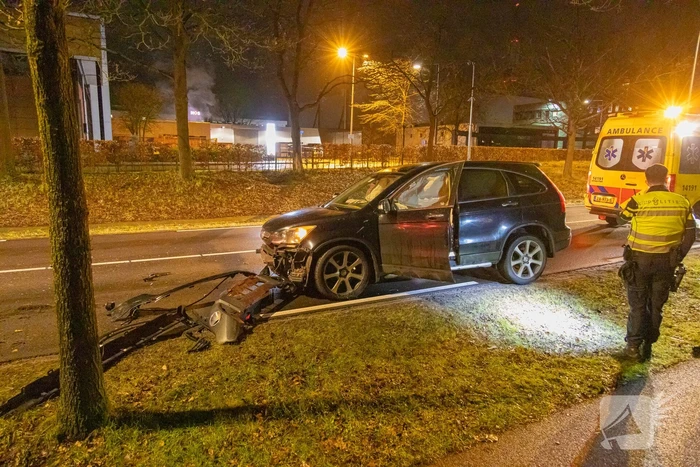 Bestuurder onder invloed botst op boom