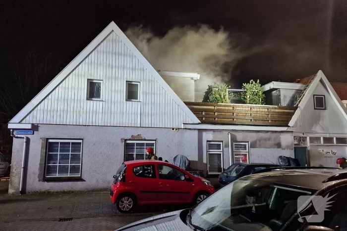 Drie personen uit brandende woning gered