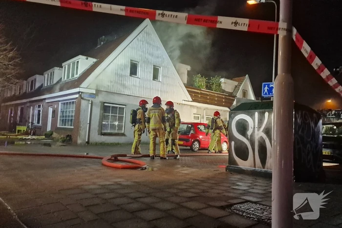 Drie personen uit brandende woning gered