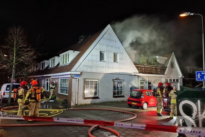 Drie personen uit brandende woning gered
