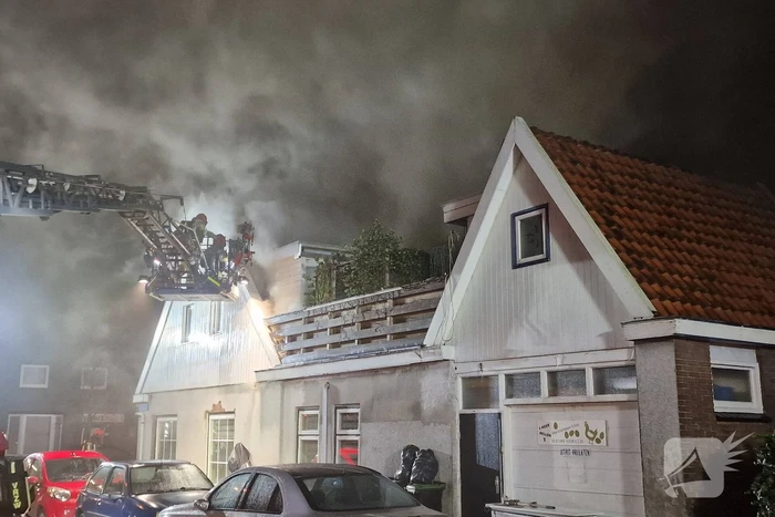 Drie personen uit brandende woning gered