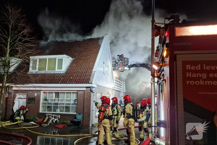 Drie personen uit brandende woning gered