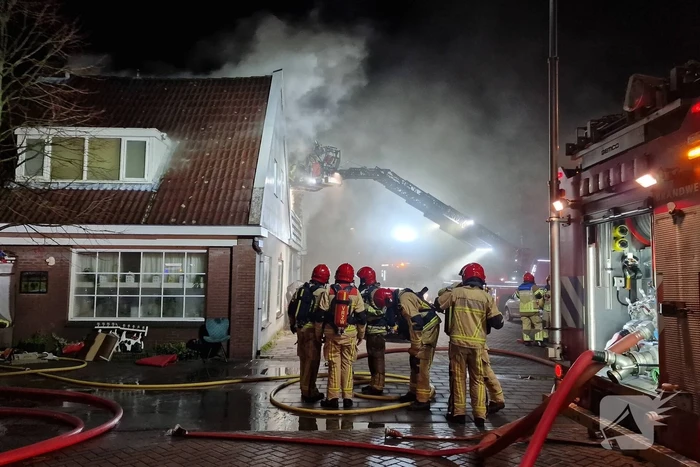 Drie personen uit brandende woning gered