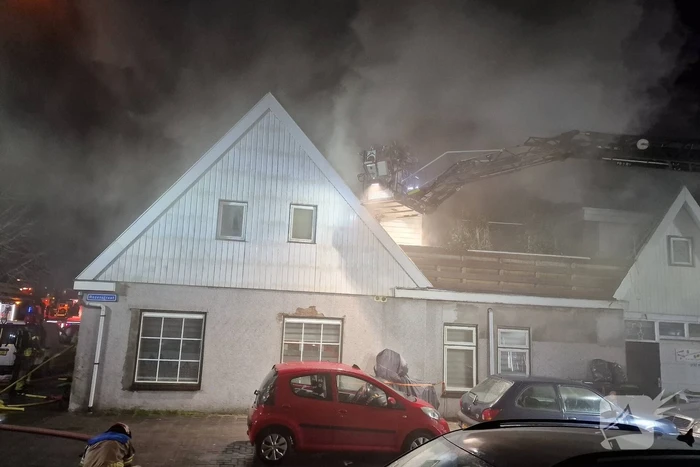 Drie personen uit brandende woning gered
