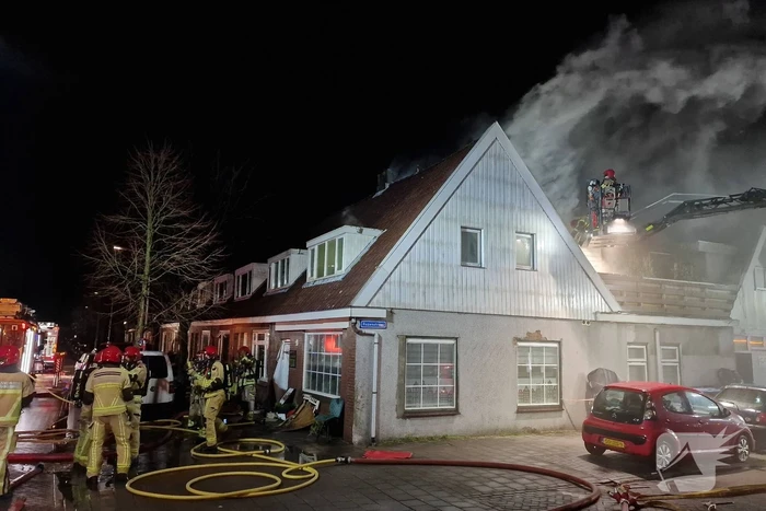Drie personen uit brandende woning gered