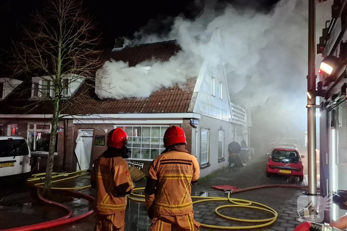 Drie personen uit brandende woning gered