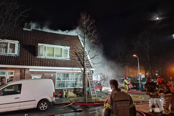 Drie personen uit brandende woning gered