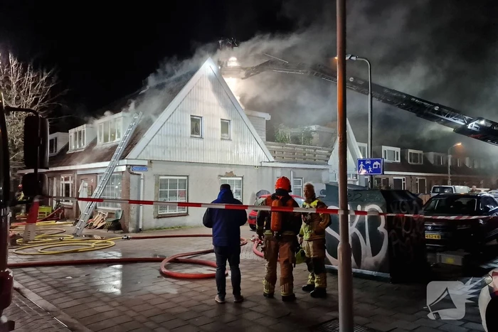 Drie personen uit brandende woning gered