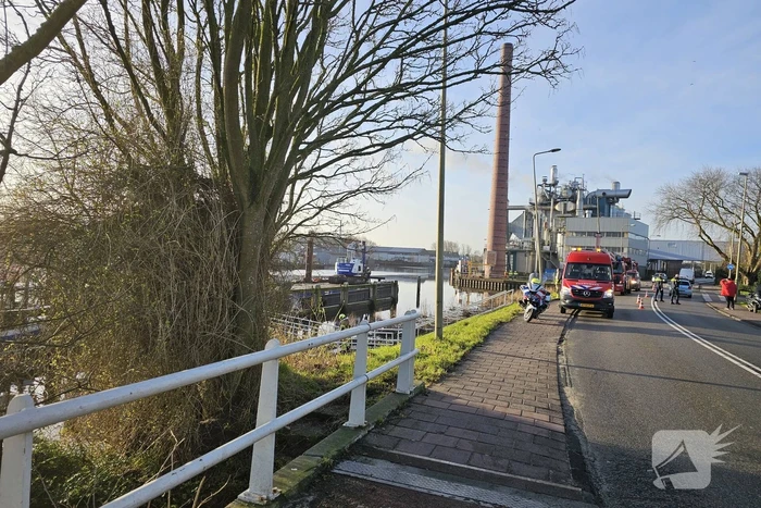 Brandweerduikers halen persoon uit water