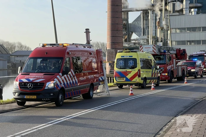 Brandweerduikers halen persoon uit water