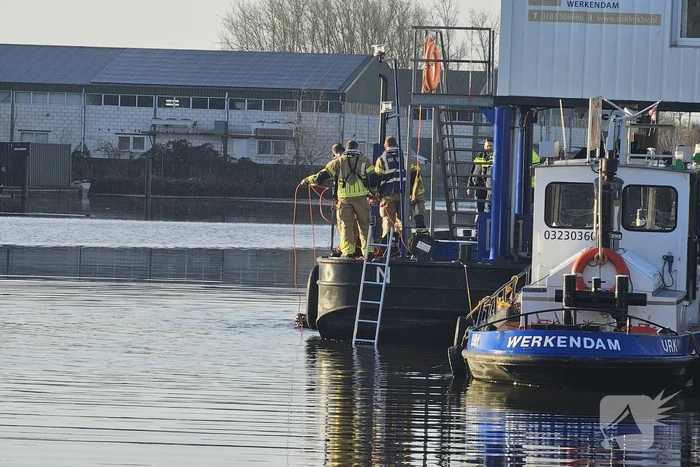 Brandweerduikers halen persoon uit water